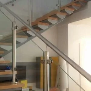 RAMPES D'ESCALIER EN INOX ET VERRE