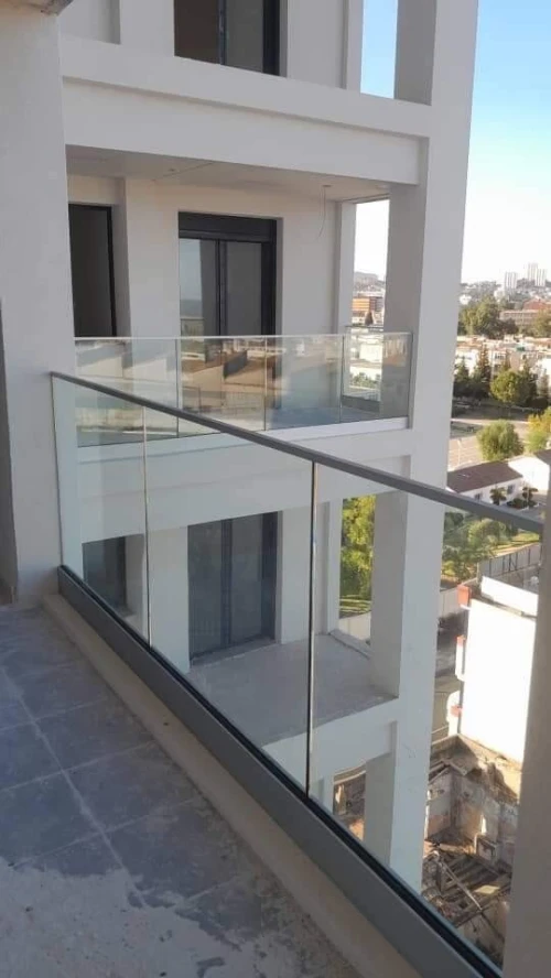 RAMPES D'ESCALIER EN INOX ET CADRE-CORPS INOX  ET EN VERRE
