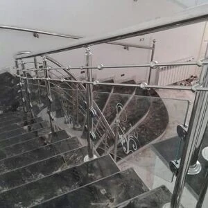 RAMPES D'ESCALIER EN INOX ET CADRE-CORPS INOX  ET EN VERRE