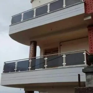 RAMPES D'ESCALIER EN INOX ET VERRE
