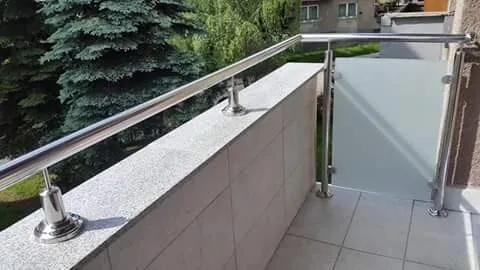 RAMPES D'ESCALIER EN INOX ET CADRE-CORPS INOX  ET EN VERRE