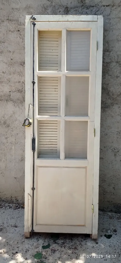 Porte balcon en bois rouge