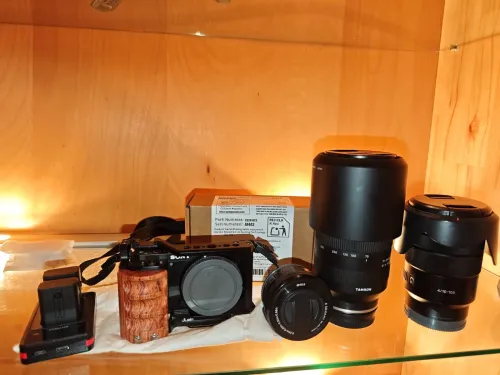 Sony ZV-E10L (Mark I) Neuf+ Sony 16-50mm kit lens+cage+ accessoires