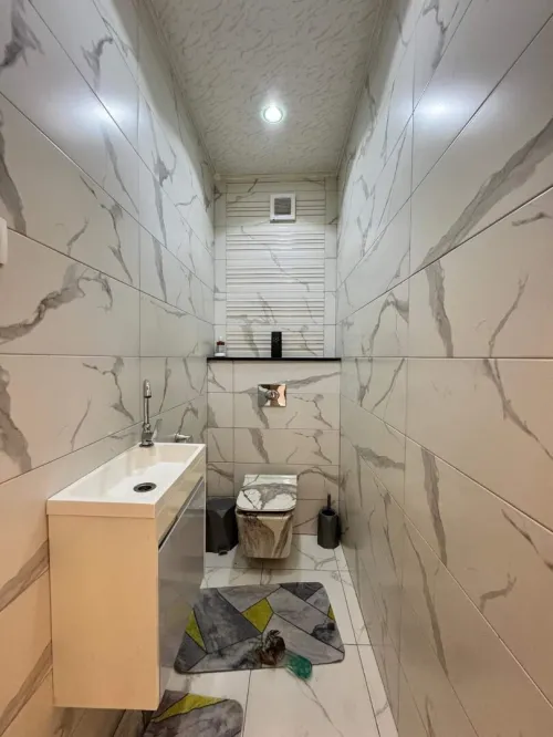 Un maçon qualifié spécialisé en douche et sanitaire