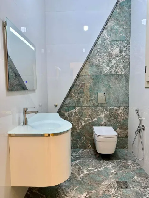 Un maçon qualifié spécialisé en douche et sanitaire