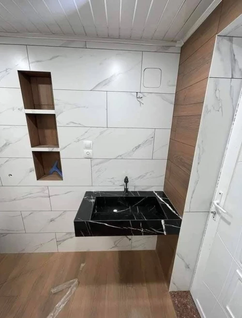 Un maçon qualifié spécialisé en douche et sanitaire