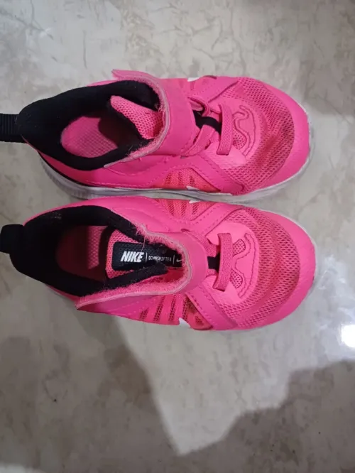 chaussures roses nike