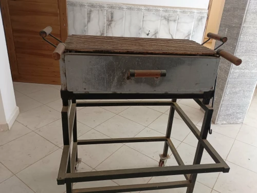 À vendre  2 Barbecues montants en très bon état