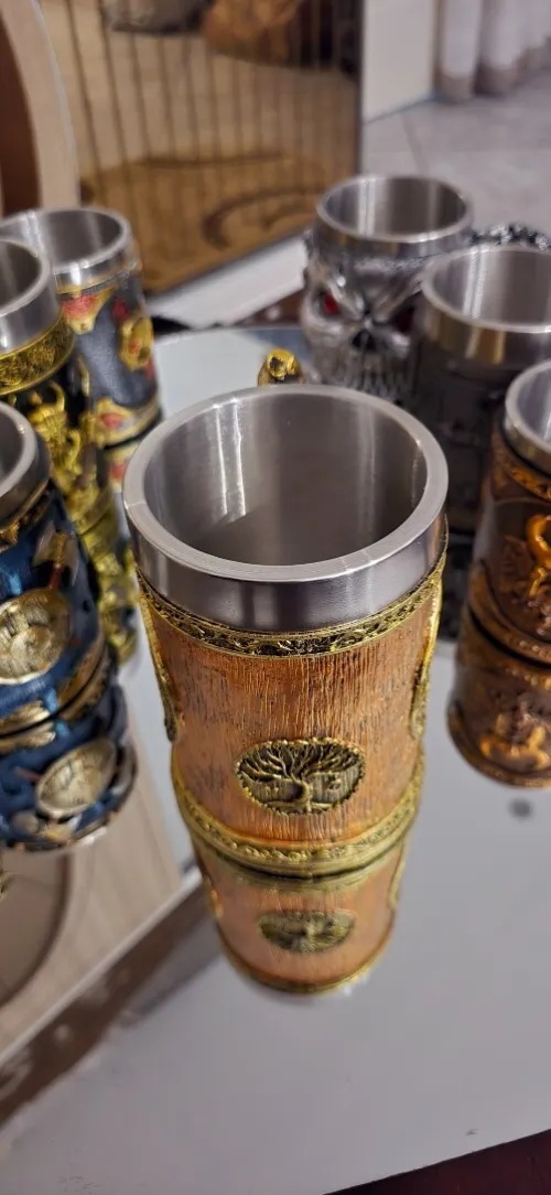 Des figurine et tasses