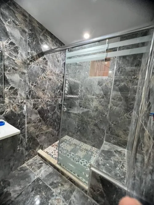 Rampe d'escalier en inox garde-corps en verre cabine de douche
