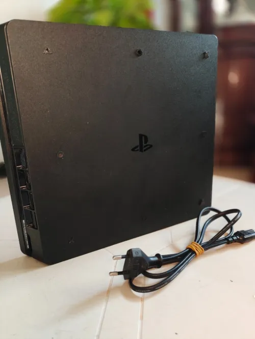 Ps4 slim version 12.50.                  Pas de livraison 