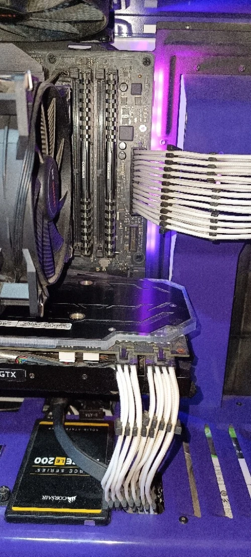 Unite centrale Boitier NZXT blanche, I5 7600 (3.50 GHz) GTX 1070 8Gb, Sans disque dur