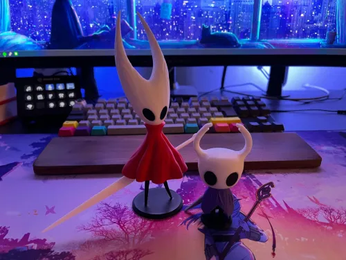 figurine hollow knight + hollow knight silksong
