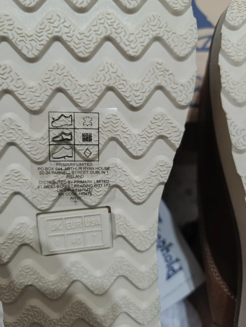 Des chaussures neuves