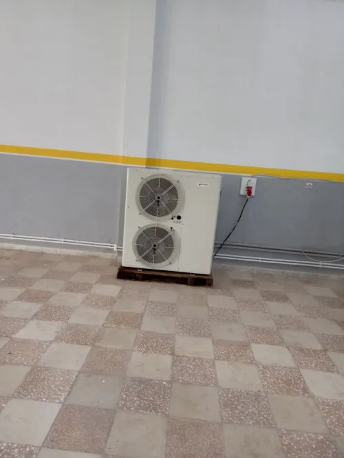 Machine injection plastique 200t 