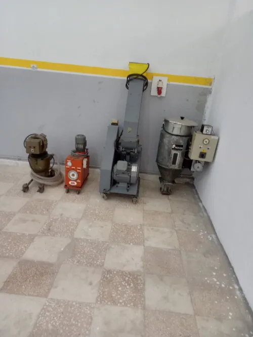 Machine injection plastique 200t 