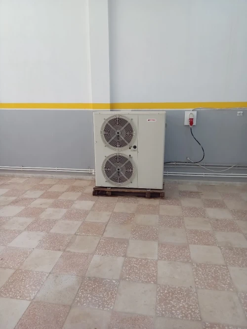 Machine injection plastique 200t 