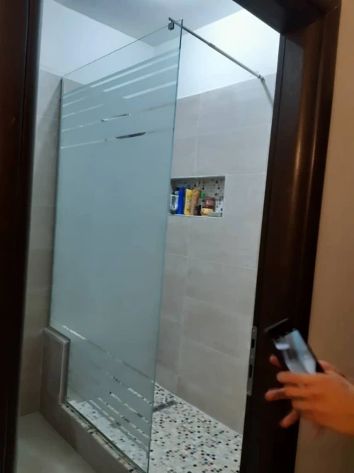 Cabine de douche et vitrines en verre trempé 