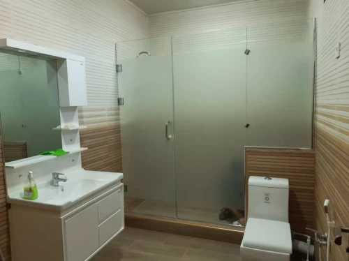 Cabine de douche et vitrines en verre trempé 