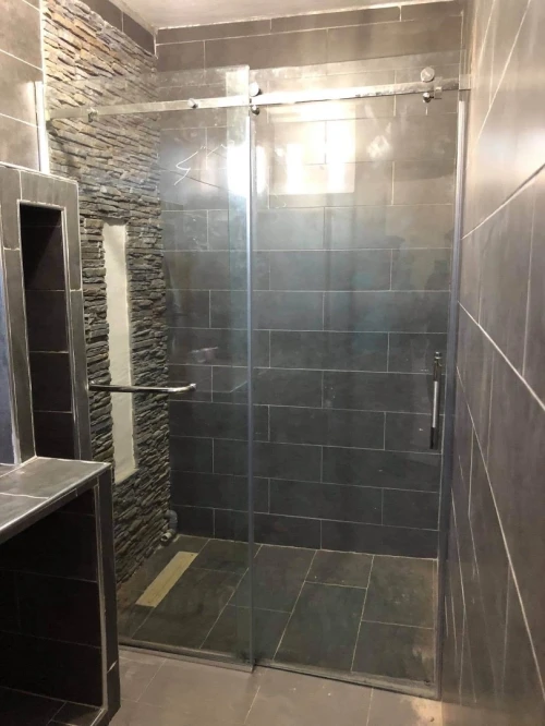 Cabine de douche et vitrines en verre trempé 