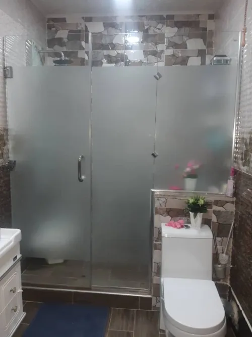 Cabine de douche et vitrines en verre trempé 