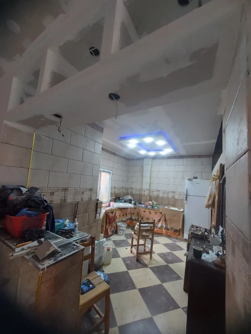 ديكورات بلاكو..و كهرباء...و تعديل و تقسيم غرف..و صباغة وأشغال أخري