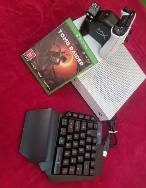 Xbox one s + CD "Shadow of the Tomp Rider" + HyberX ChargePlay Deo + One-