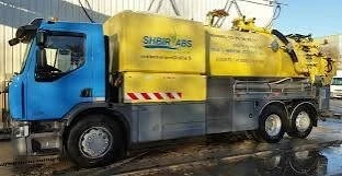 Camion vidange déboucher regarde toilette