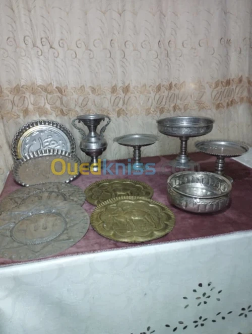أواني نحاسية قديمة . في حالة متازة
