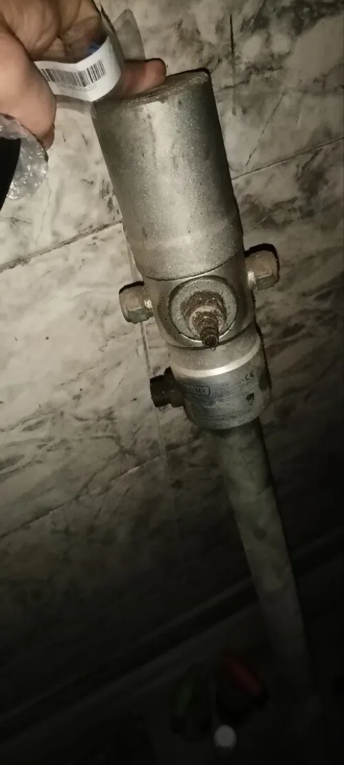 Pompe distribution huile pneumatique avec un enrouleur automatique et un pistolet digital