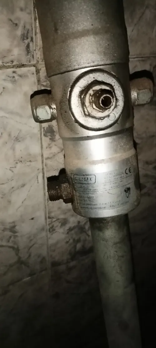 Pompe distribution huile pneumatique avec un enrouleur automatique et un pistolet digital