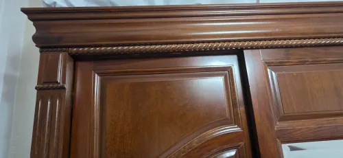 Chambres à coucher en hêtre plus armoire deux portes en hêtre en tres bonne état en très bonne etat
