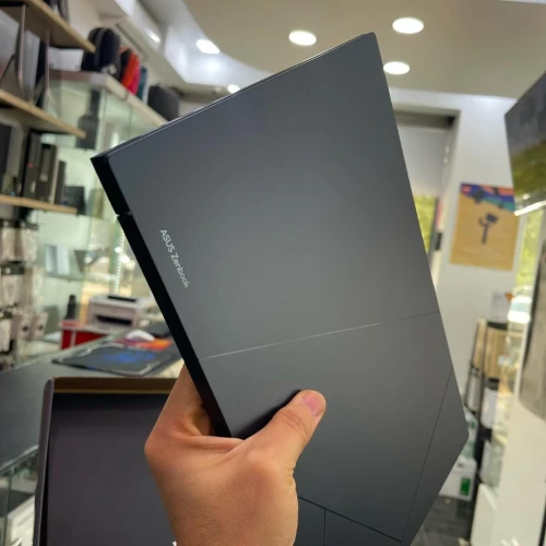 ASUS ZENBOOK UM3504D AMD Ryzen 7 7735U  8-cœurs 16- threads  32GB 1TB SSD 15.6 FULL HD