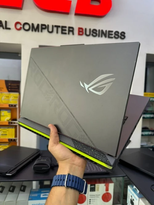 ASUS ROG STRIX  i9-13980HX 36 Mo ,à 5,60 GHz 16GB DDR5 1To SSD NVME 16" WUXGA IPS 240Hz RTX 4070