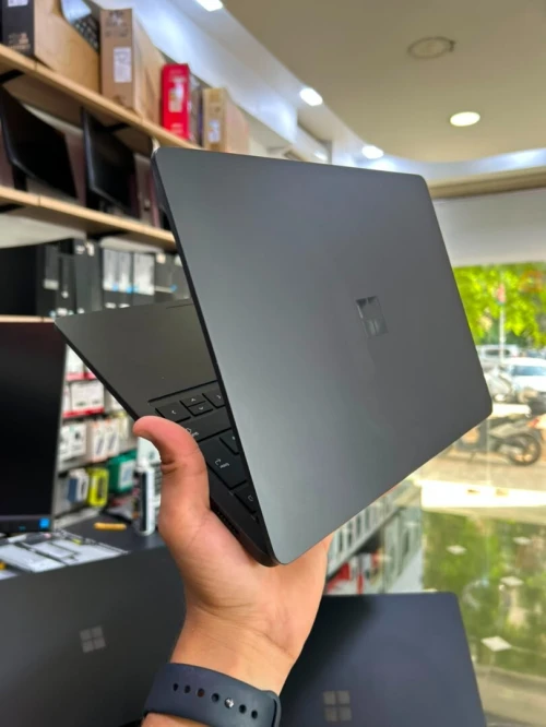 MICROSOFT SURFACE LAPTOP 7 Intel Core Ultra 7 266V 12M Cache, jusqu'à 5,00 GHz Intel AI Boost RAM 16GB  DISQUE 256GB SSD NVMe PCIe 4.0 Ecran : 13.5" 2k Tactile Intel Arc 140V GPU 8GB
