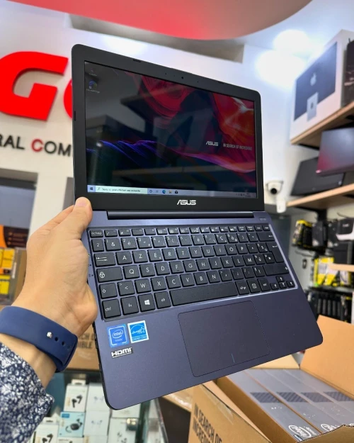 ASUS VIVOBOOK E203NA FD-110T Intel Celeron N3350 2 Mo de cache, 2,4 GHz  RAM 4GB  128GB SSD 11.6 
