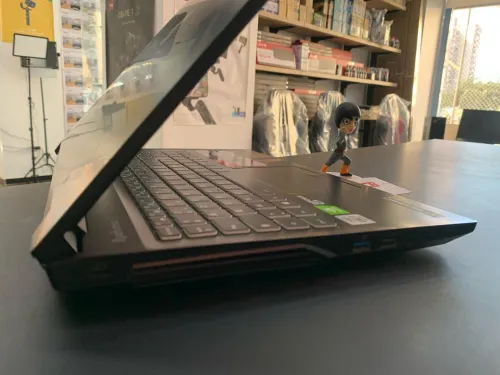 AORUS 5 Intel Core i7-10750H 12 Mo de cache, jusqu'à 5,00 GHz RAM 16GB 512GB SSD GTX 1660Ti 15"