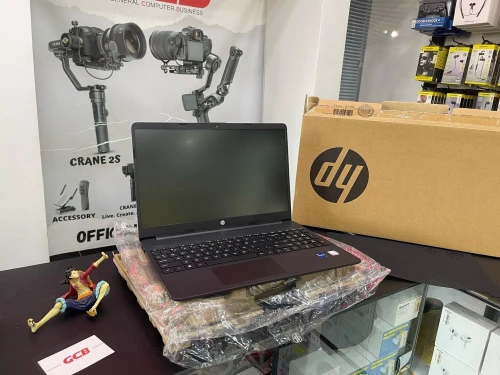 HP 15S-FQ5020NIA Intel Core i7-1255U 12 Mo de cache, jusqu'à 4,70 GHz 8GB 3200MHz 512GB SSD 15.6" 
