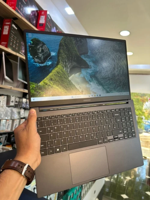 SAMSUNG GALAXY BOOK 3 Processeur Intel Core i3-1315U 10 Mo de cache à 4,50 GHz, 8Go 256GB 15.6 FHD