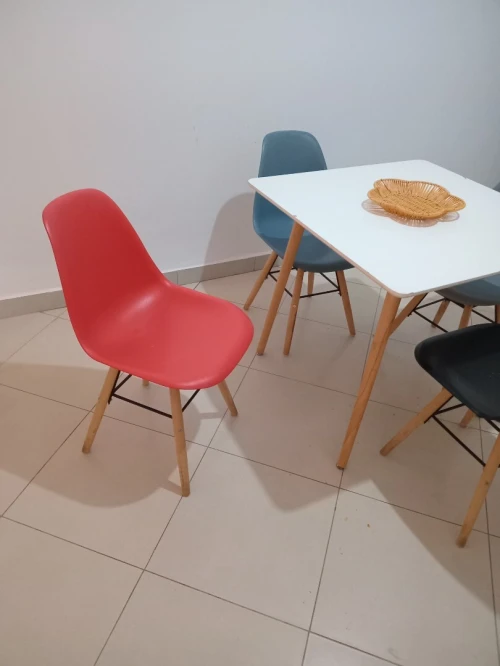 Table avec quatre chaises