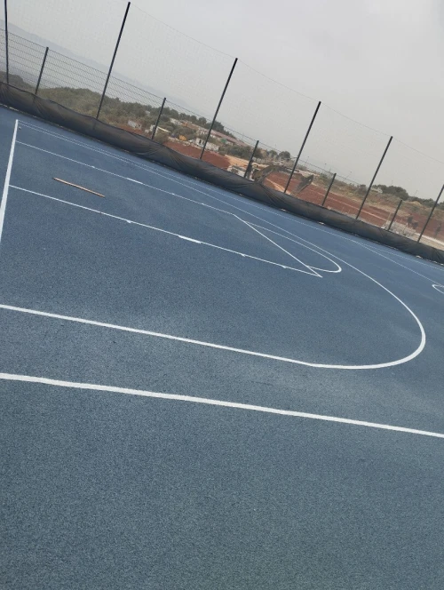 Revêtement terrain de sport et salle en sols sportifs gomme synthétique acrylique epdm tapis 