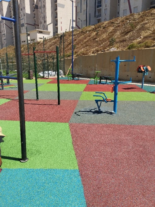 Revêtements Terrain de sport gomme synthétique acrylique epdm salle de sport 