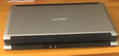 Acer Aspire 9920G-3A2G32Mn Du haut de sa dalle 20 pouces et de ses 8 kg, l'Aspire 9920G-3A2G32Mn