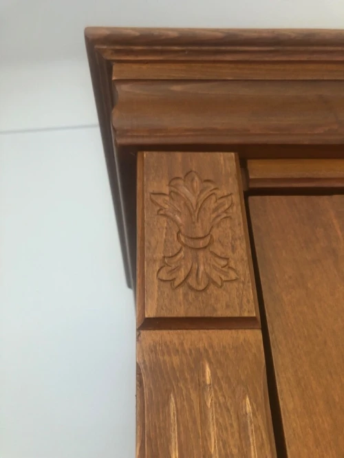 Armoire en bois avec porte coulissante