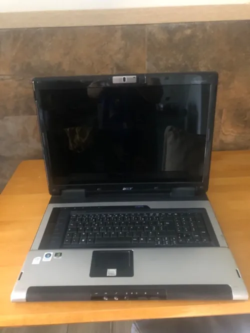 Acer Aspire 9920G-3A2G32Mn Du haut de sa dalle 20 pouces et de ses 8 kg, l'Aspire 9920G-3A2G32Mn