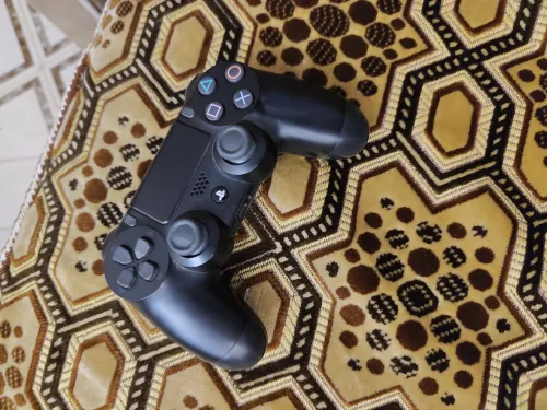 جهاز  PlayStation4 /1TB بحالة ممتازة جداً | أداء قوي وسريع | نظيف ومجرب 100% | مناسب لجميع ألعاب القيمرز | مع يد تحكم أصلية | فرصة لا تعوض