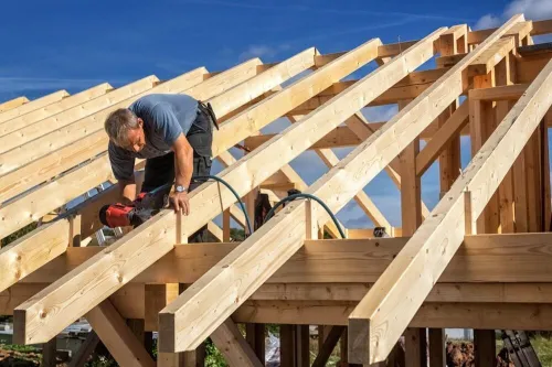 Installation de tuiles rouges.