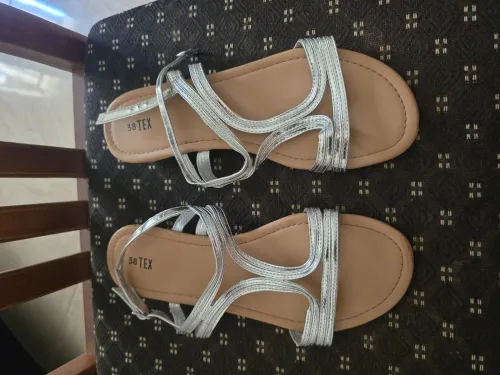 2 paires de sandales .