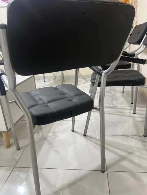 Chaises dattente , table détude