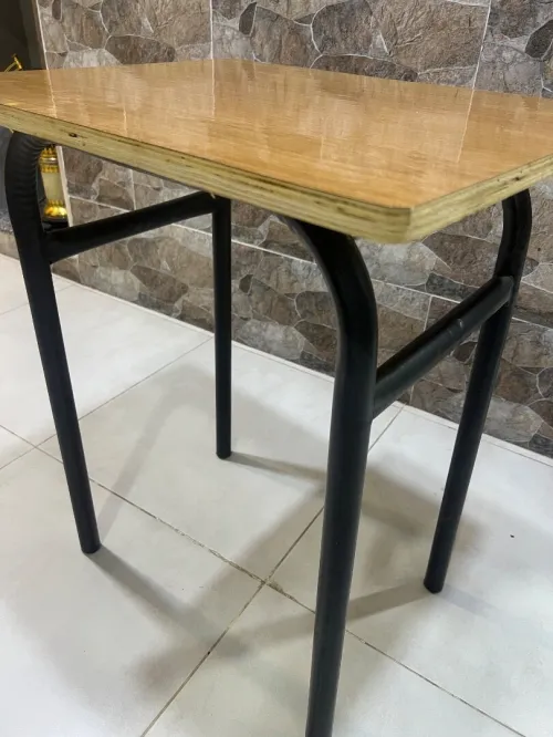 Chaises dattente , table détude